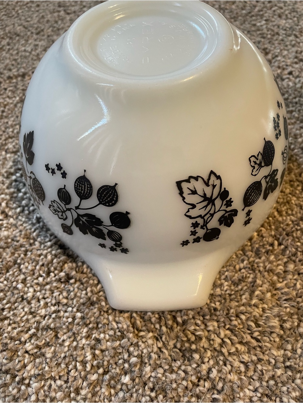Vintage Pyrex Gooseberry Cinderella black and white mixing bowl - Picture 5 of 7